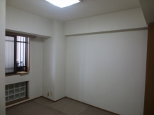 改修前のお部屋です。
既設の窓の内側に2重の樹脂サッシが入ります。