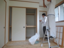 改修前のお部屋です。お部屋内の既設押入れは撤去します。