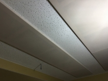 天井は遮音補強のあとに吸音天井に仕上げます。
弊社オリジナルの吸音パネルで音の反響を調節しています。