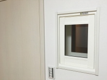 木製防音ドアの横にＦＩＸ窓を設置し、廊下からお部屋の様子を見られるように計画しています。