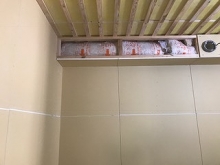 天井に梁型で吸排気ダクトボックスを設けます。
防音室は気密性が高いので吸排気も必要です。