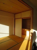 改修前のお部屋です。
和室がリビングへ。。。押し入れ部分が防音室の一部に変身します。