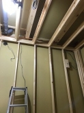 浮き床の上に下地を組み、防音室側の壁と天井をつくっていきます。