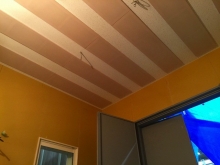 天井は吸音天井に仕上げています。
