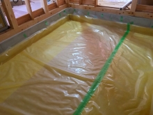 浮き床コンクリート工事から入ります。
断熱材を張り、防湿シートとワイヤーメッシュを張ります。