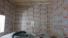 防音室側の壁と天井をつくっています。
空気層には断熱材を詰めています。