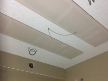 天井は吸音天井に仕上げています。