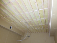 遮音補強後に天井を吸音天井に仕上げていきます。