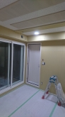 木工事が完了しました。
天井は吸音天井に仕上げています。
開口部の内側には樹脂サッシを2重で設置しています。