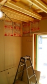 防音室側の天井と壁をつくっています。