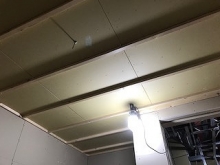 天井も壁と同様にボードを張ります。
