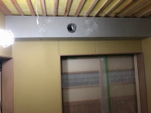 天井には梁型で吸排気ダクトボックスを設置しています。防音室は気密性が高いので吸排気は必須と考えます。