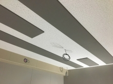 吸音天井です。
音の響きを調節してお好みの音響空間に仕上げていきます。