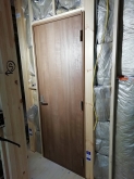 出入り口には木製の防音ドアを2重で設置しています。