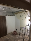 解体作業を行いました。
既設クローゼットは反転させて隣部屋から使えるようにします。