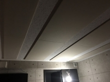 天井には弊社オリジナルの吸音天井を設置しています。
バンド室の場合、残響が少ないお部屋が好まれるのでクロス施工後に壁にも吸音パネルを設置します。
