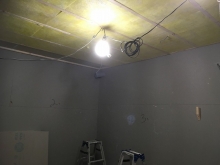 第2遮音壁が完成しました。
天井を吸音天井に仕上げていきます。