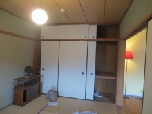 改修前のお部屋です。
既設収納は取り壊してお部屋を広く使います。