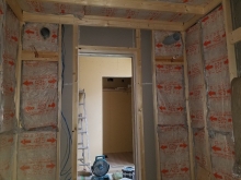 下地を組み防音室側の壁と天井をつくっていきます。