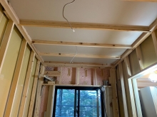 浮き床の上に下地を組み防音室側の壁と天井をつくっていきます。