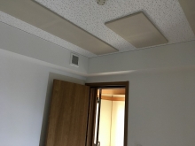 天井に梁型で給排気ダクトボックスを設けています。