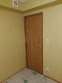 防音室入口には木製防音ドアを2重で設置しています。
