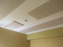 防音室天井は吸音天井に仕上げています。
音の響きを調整して長時間の練習にも疲れにくい音響空間に仕上げます。