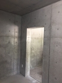 改修前のお部屋です。
車庫に通じる出入り口は壁にします。