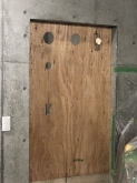 開口部を埋めました。
給排気やエアコンの貫通孔を設けます。