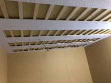 天井を吸音天井に仕上げています。