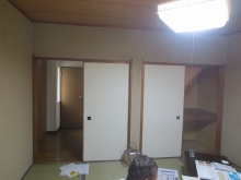 改修前のお部屋です。
廊下への入口は壁にしてしまいます。
収納は反転させて廊下側から使用します。