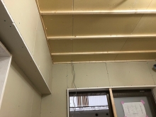石膏ボードを張り重ねて壁と天井の遮音補強です。