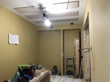 天井を吸音天井に仕上げました。
