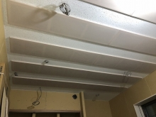 天井は吸音天井に仕上げています。
弊社オリジナルの吸音パネルを使用しています。