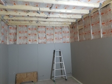 防音室側の壁と天井をつくっています。
空気層には断熱材を詰めています。