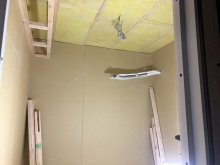 防音室側の壁と天井が出来上がってきました。
天井は吸音天井に仕上げていきます。