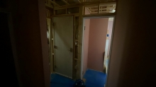 出入口には木製防音ドアを2重で設置します。