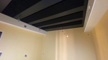 天井には弊社オリジナルの吸音パネルを設置して音の響きを調整しています。