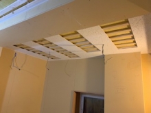 防音室の壁と天井ができあがりました。
天井を吸音天井に仕上げています。
