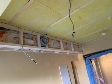 天井に梁型で給排気ダクトボックスをつくっています。