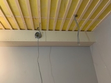 天井に梁型で給排気ダクトボックスをつくりました。