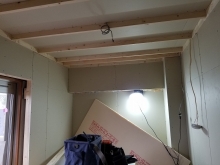 防音室側の壁と天井をつくっています。