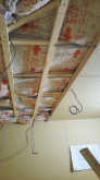 天井も壁と同様に補強をしていきます。
弊社では躯体の遮音補強が重要と考えています。