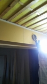 防音処理後に天井を吸音天井に仕上げます。
天井に梁型で給排気ダクトボックスを設けています。