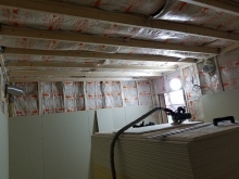 防音室側の壁と天井をつくっています。
