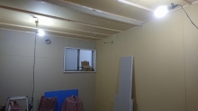 防音室側の壁と天井のボード張りをしています。