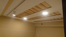 遮音補強後に天井を吸音天井に仕上げています。音の響きを調節して長時間の演奏にも疲れにくい音響空間に仕上げます。