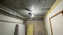 解体作業を行いました。
天井高をできる限り確保するため、解体できるものは解体を行います。
