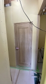 出入口には木製防音ドアを2重で設置しています。