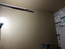 壁と天井の隙間を石膏ボードで埋めていきます。